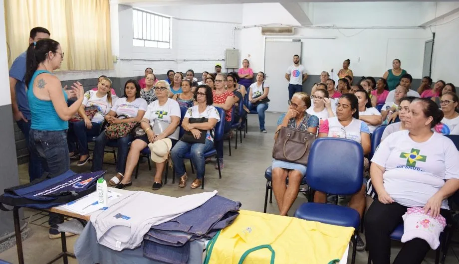 Agentes de saúde de Cachoeiro recebem kits com camisa antirradiação solar