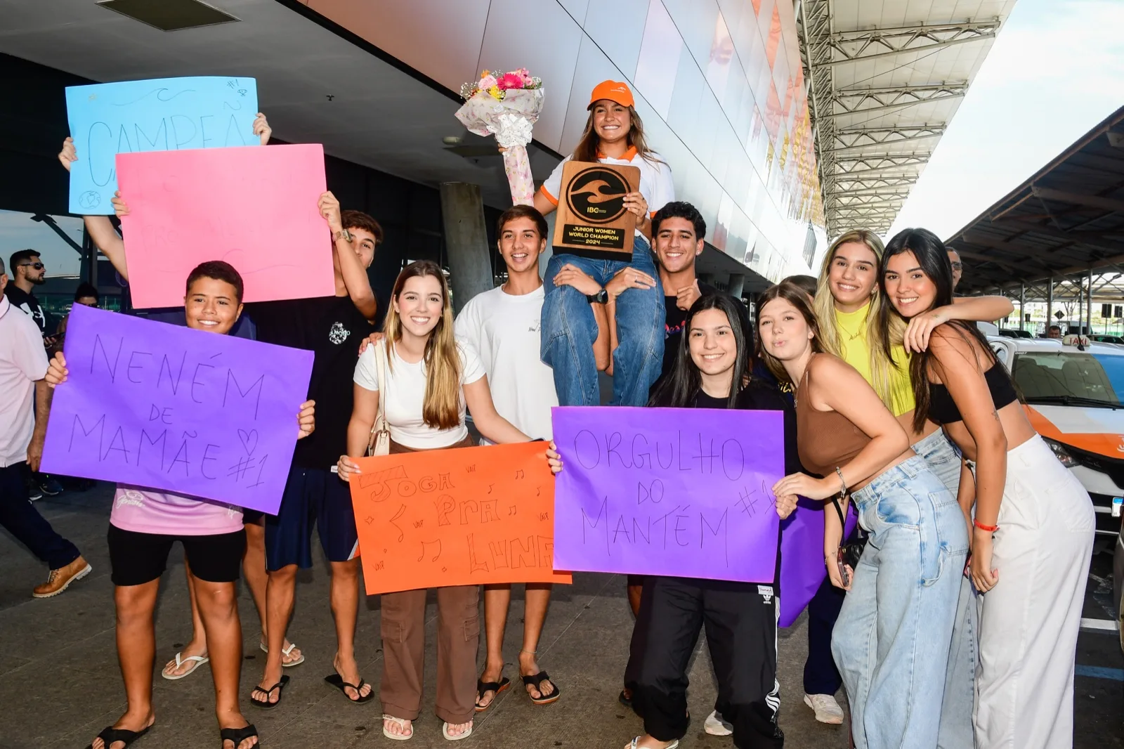 Bicampeã mundial de bodyboarding, Luna Hardman é recebida com festa em Vitória