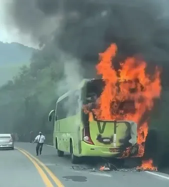 VÍDEO | Ônibus pega fogo e interdita parte da BR-262 em Viana