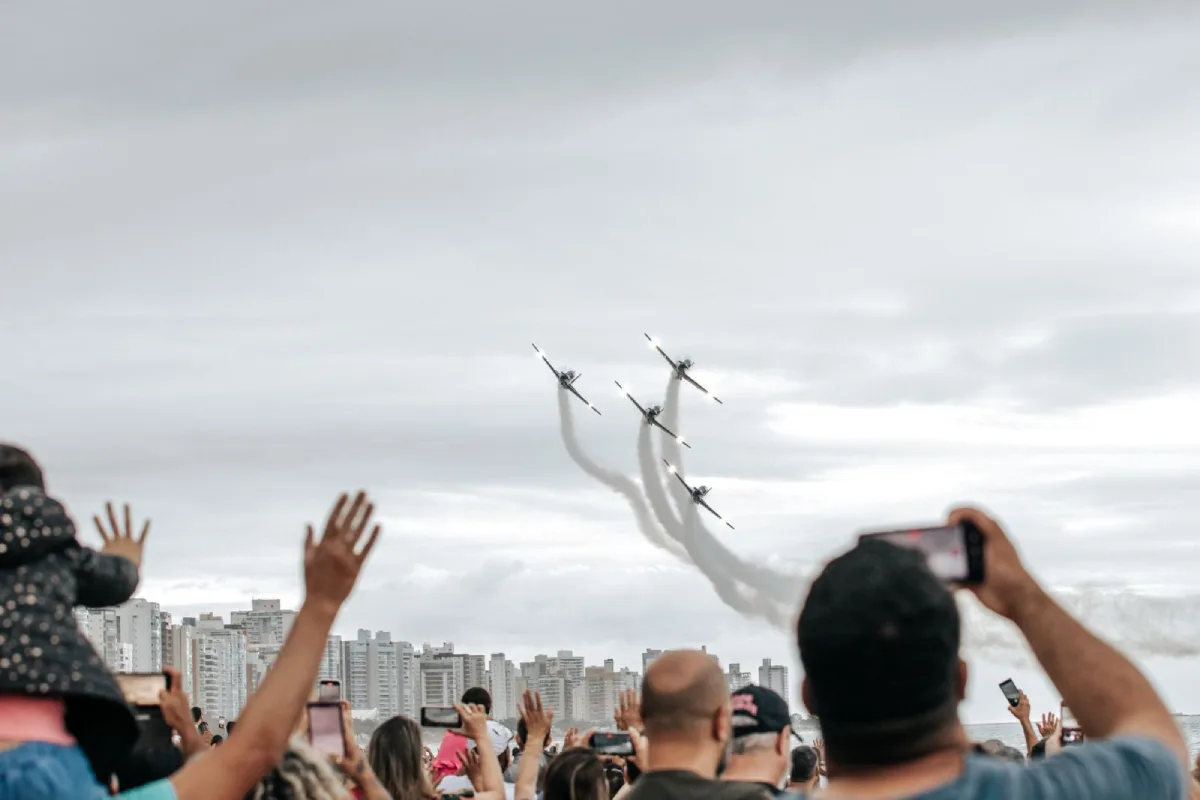 Esquadrilha da Fumaça dá rasante em praia e desenha até coração