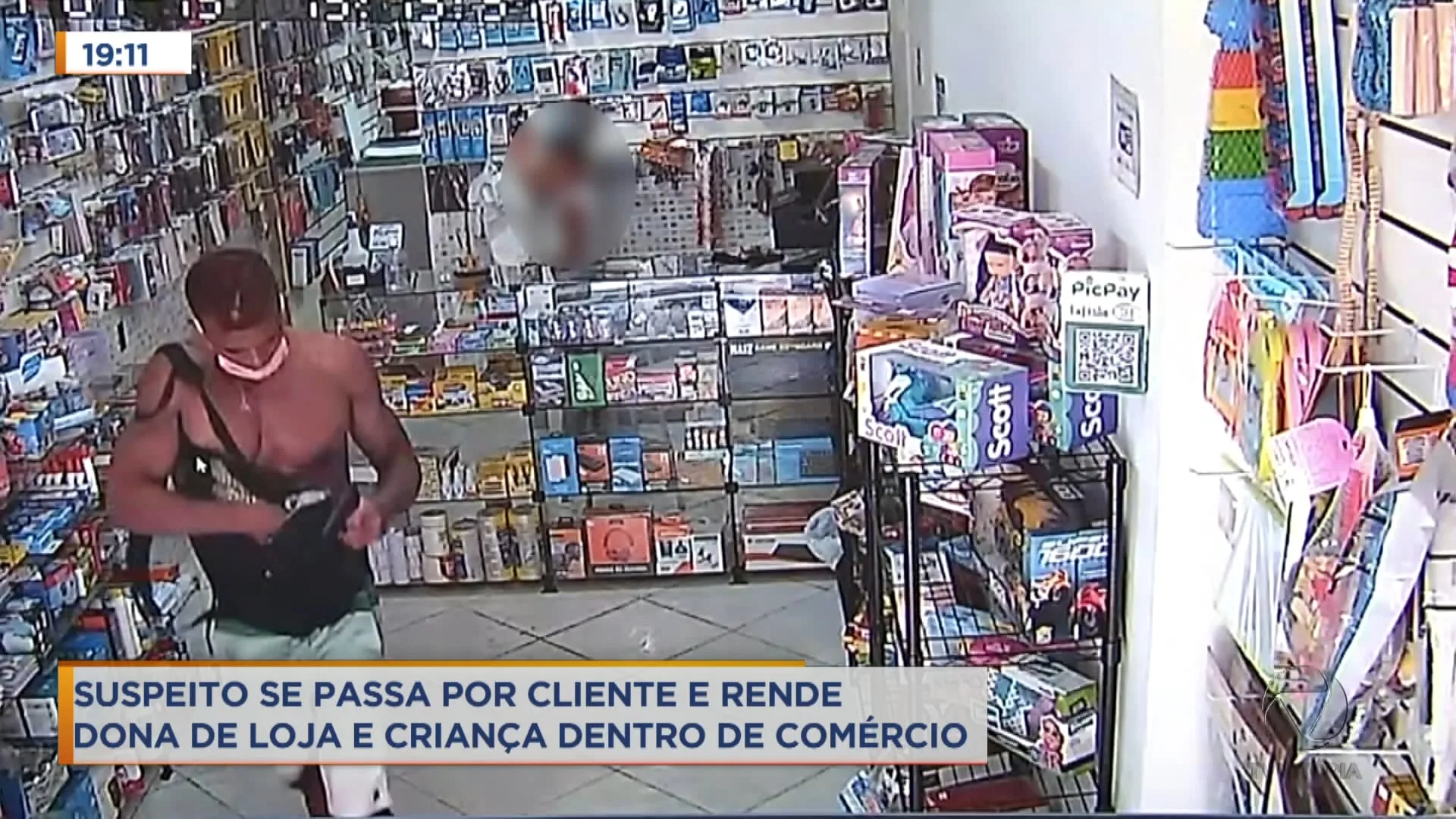 Suspeito finge ser cliente e rende dona de loja e o filho dela para roubar