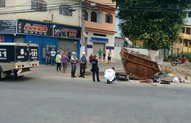 Motociclista morre após bater em caçamba em rodovia de Cariacica