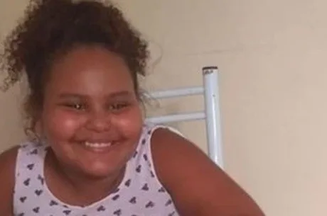 Menina de 8 anos morre após ser baleada dentro de casa no Rio de Janeiro