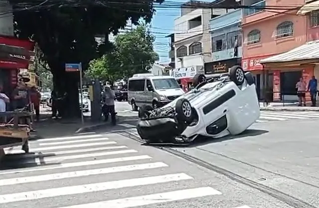 VÍDEO | Carro cai de caminhão cegonha e tomba em Vitória