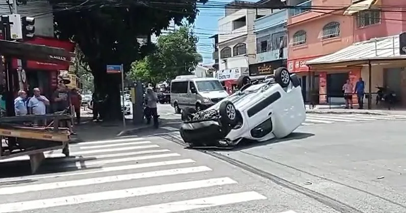 VÍDEO | Carro cai de caminhão cegonha e tomba em Vitória