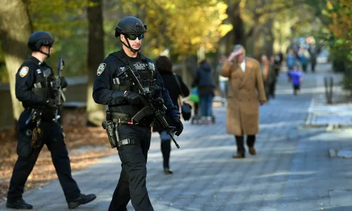 Homem esfaqueia quatro pessoas em parque de Paris e é morto pela polícia