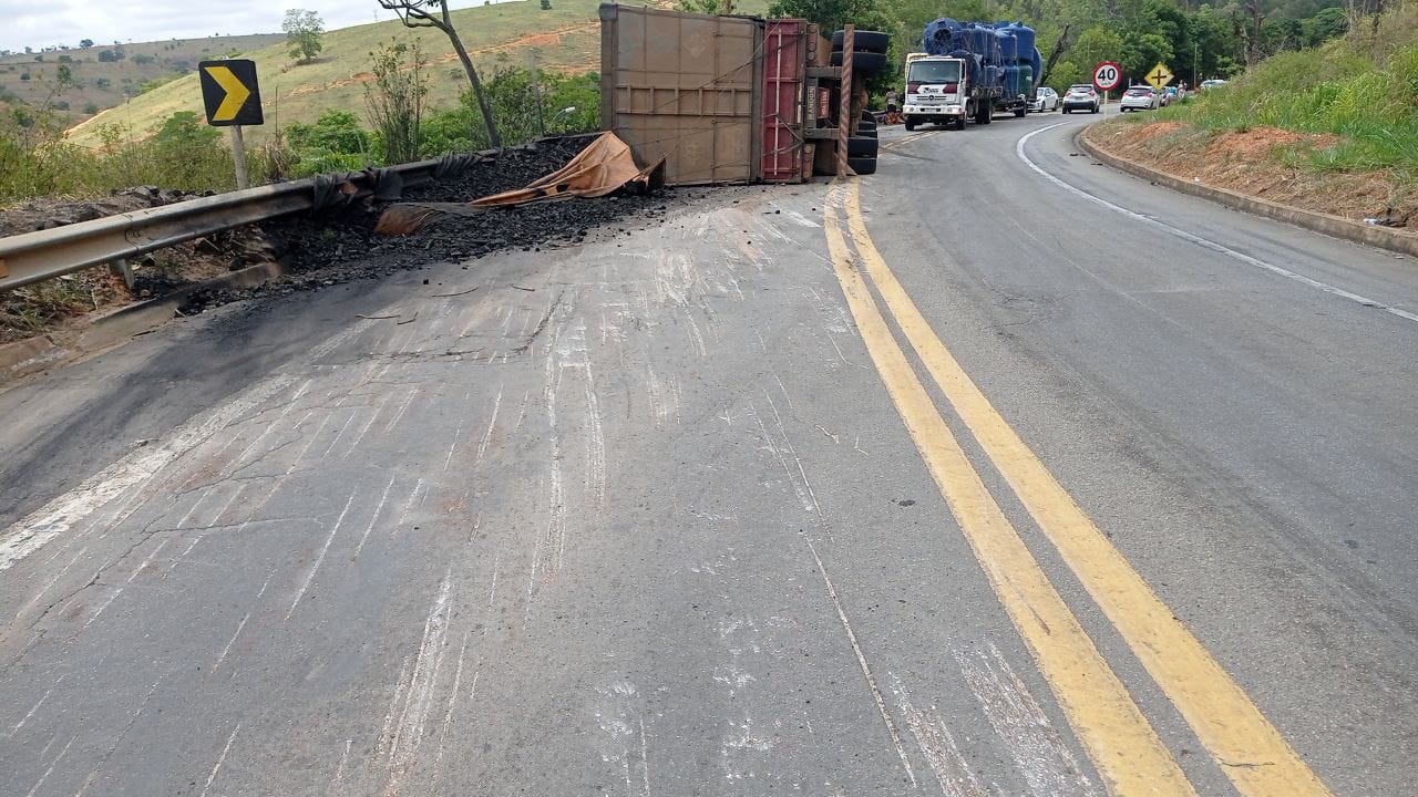 Após sete horas de interdição por acidente com carreta, pista da BR-259 em Colatina é liberada