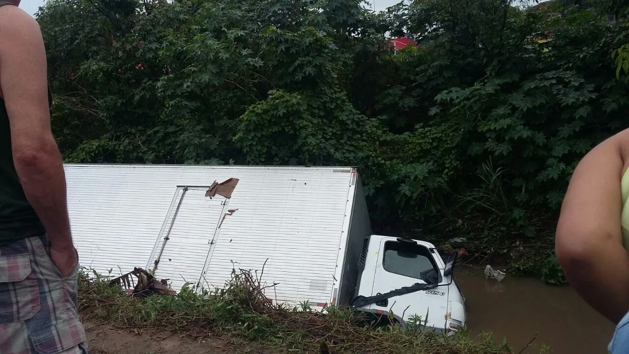 Motorista perde o controle de caminhão e cai com a família dentro de vala