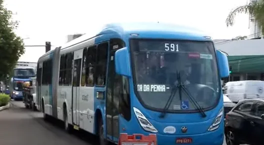 Universitária é agredida dentro de ônibus durante assalto: "Me bateram"