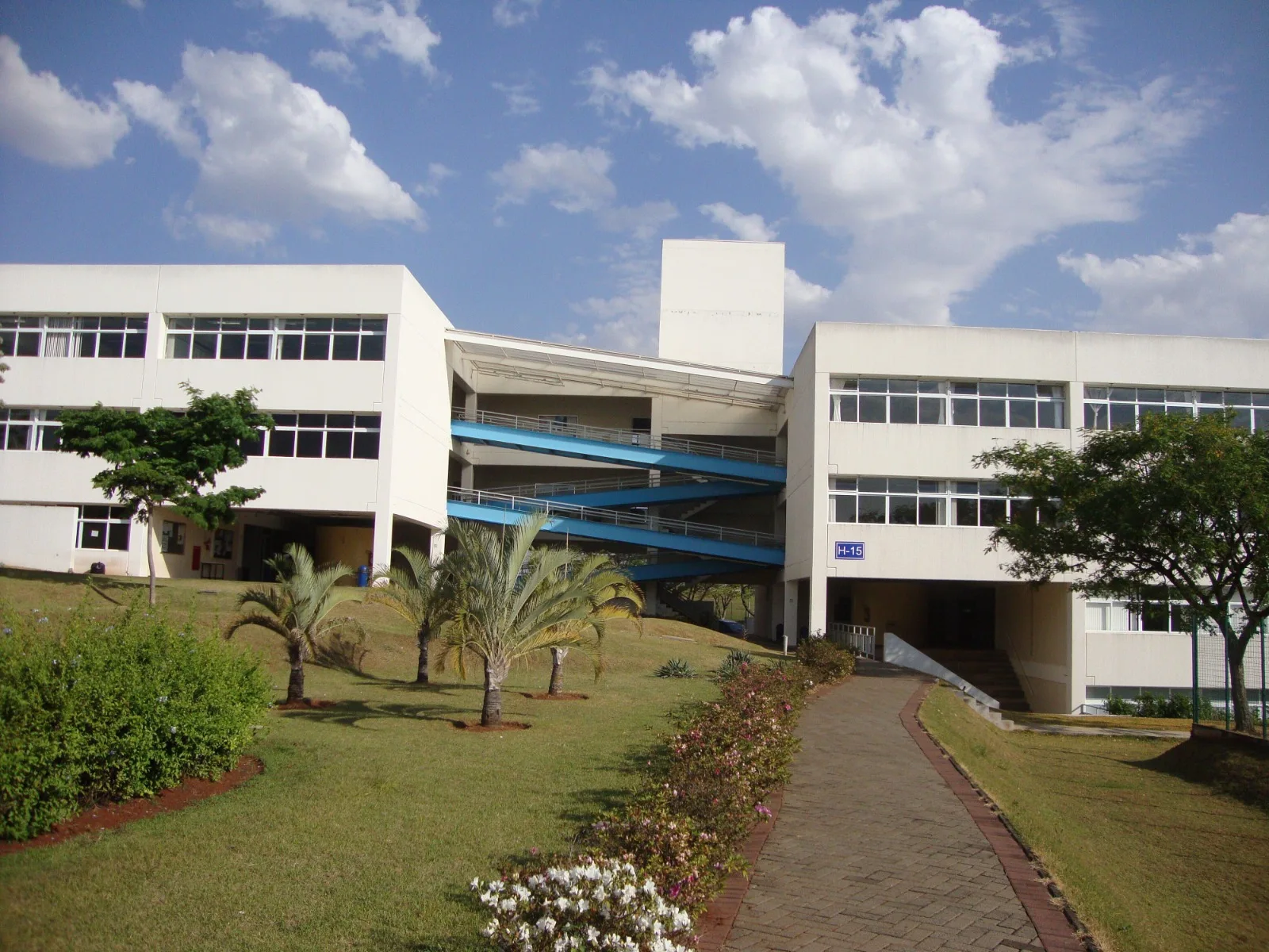 PUC-Campinas suspende professor que fez piada sobre estupro em sala de aula