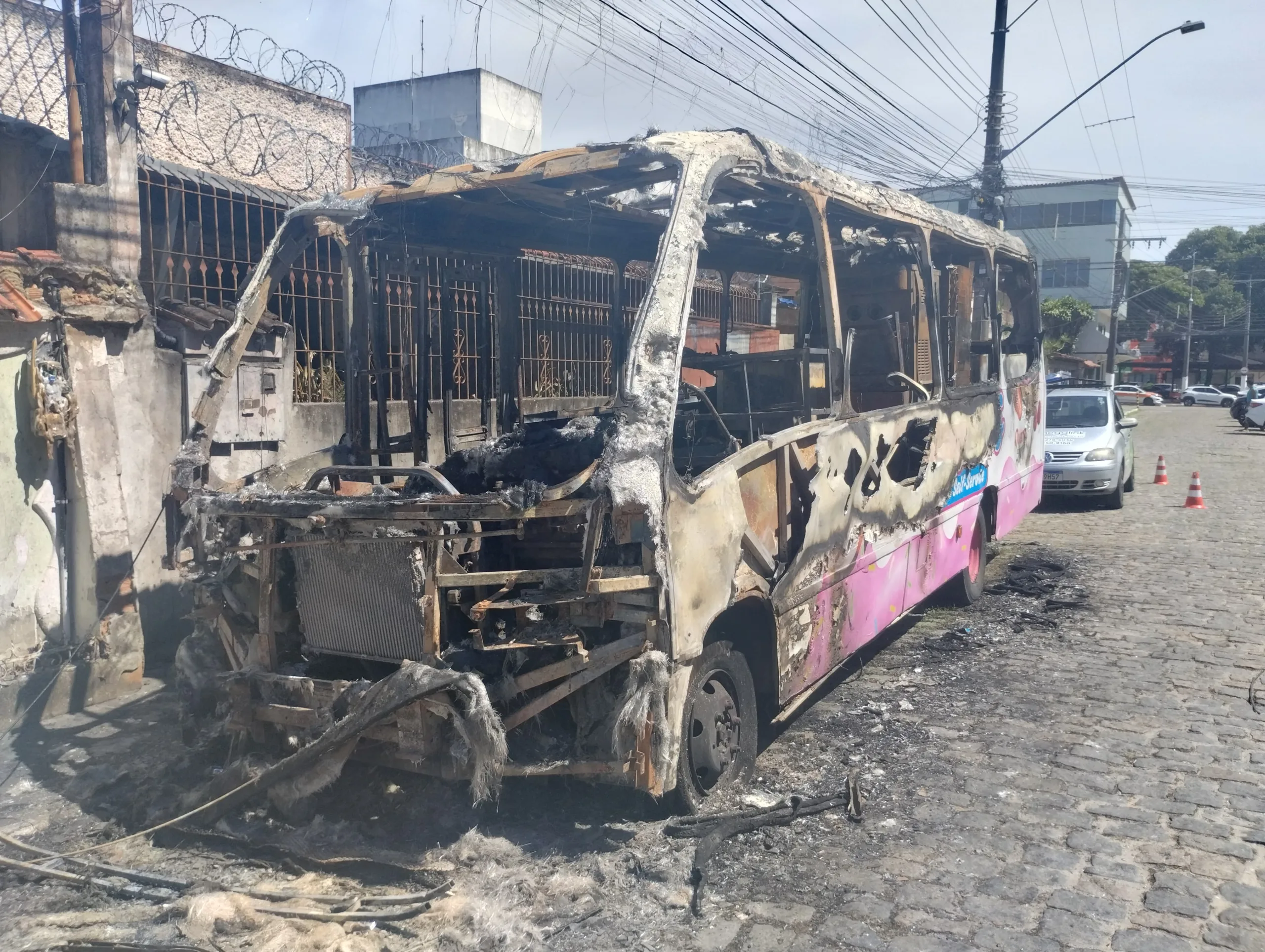 Ônibus que funcionava como sorveteria é incendiado em Vila Velha; prejuízo de R$ 90 mil