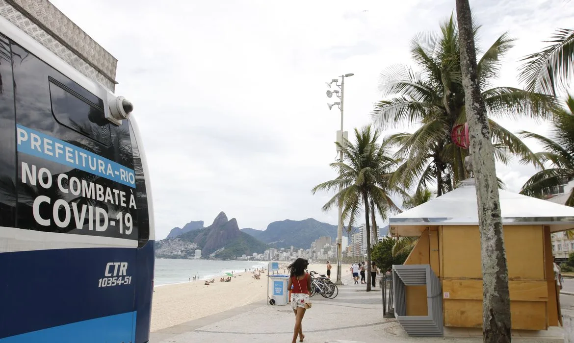 Quiosques das praias do Rio estão fechados em cumprimento ao decreto municipal. As novas restrições impostas pelo prefeito do Rio, Eduardo Paes, para tentar combater o avanço da Covid-19, entraram em vigor nesta sexta-feira(5), e vão se estender até a próxima quinta-feira(11), em um período inicial de teste.