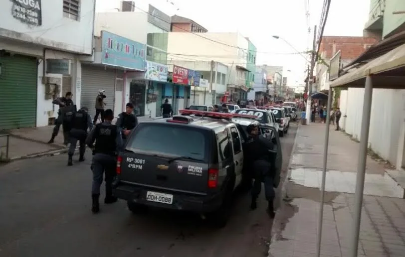 Ônibus depredado e tentativa de saque após protesto em Terra Vermelha