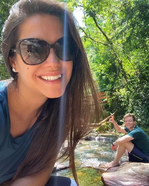 Thais Fersoza e Michel Teló comemoram aniversário de casamento em cachoeira