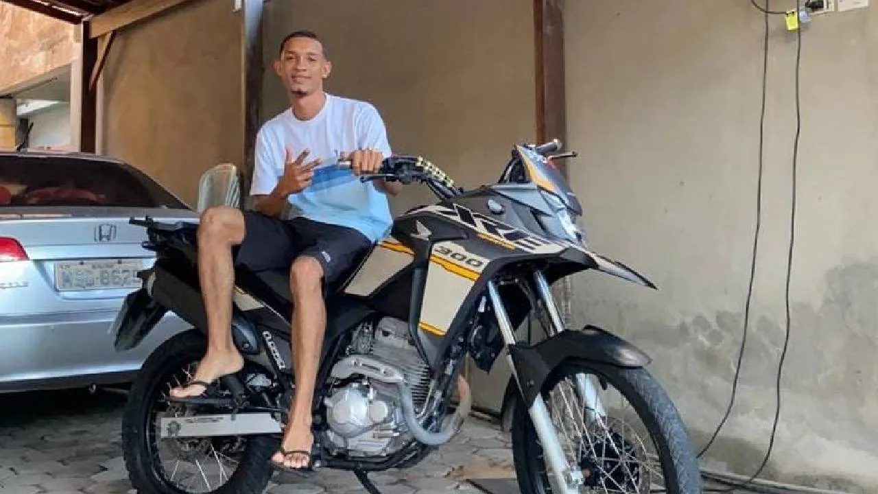 Jovem sai para mergulhar após aniversário da mãe e desaparece no mar em Guarapari