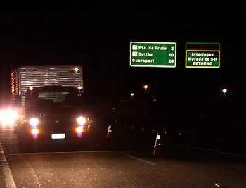 Pedreiro tenta atravessar pista e morre atropelado na Rodovia do Sol, em Vila Velha