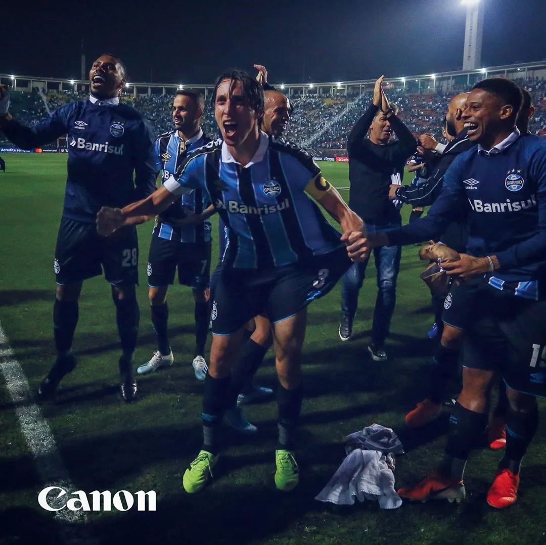 Jogadores do Grêmio comemoram vitória e vaga na semi da Libertadores