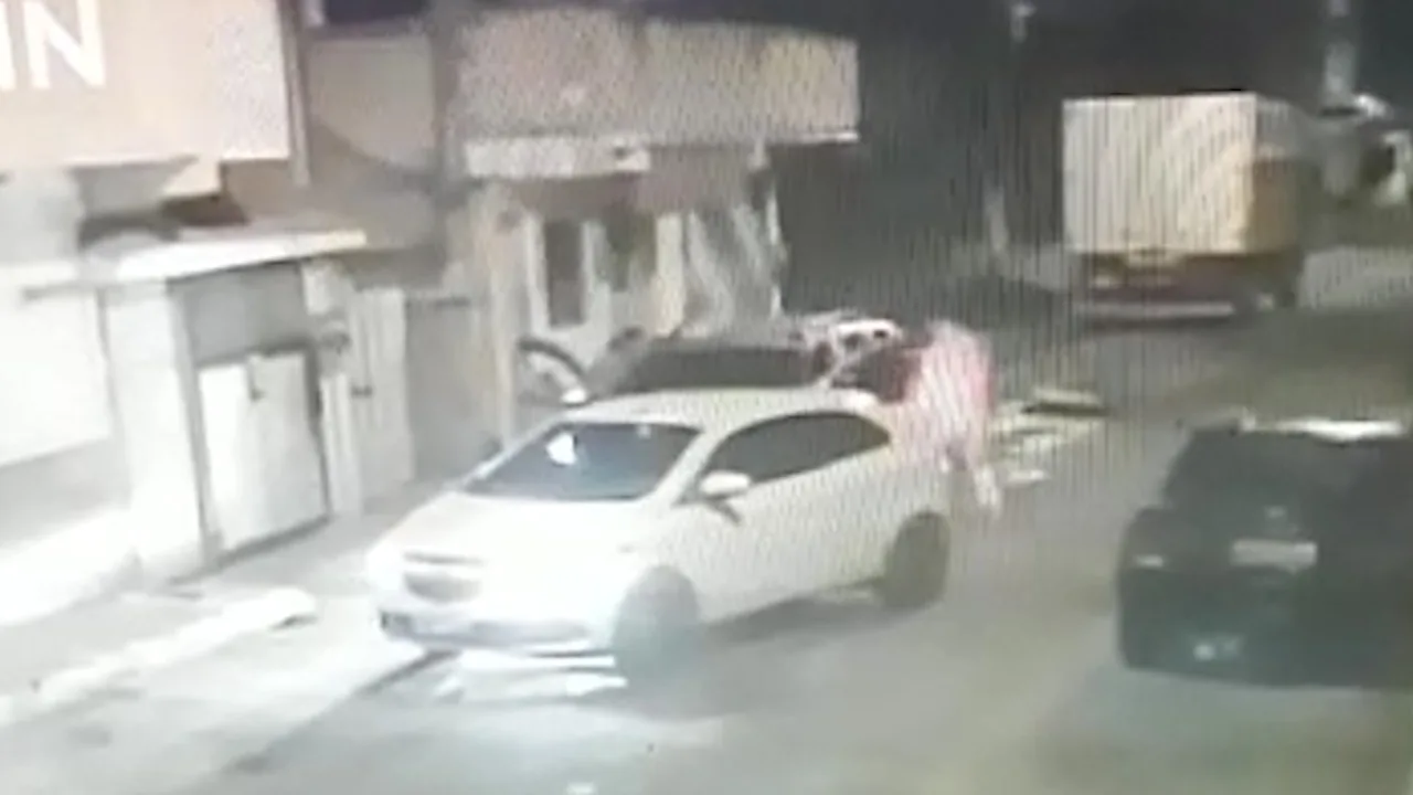 VÍDEO | Mulher tem carro roubado na frente da filha em Vila Velha; criança está traumatizada