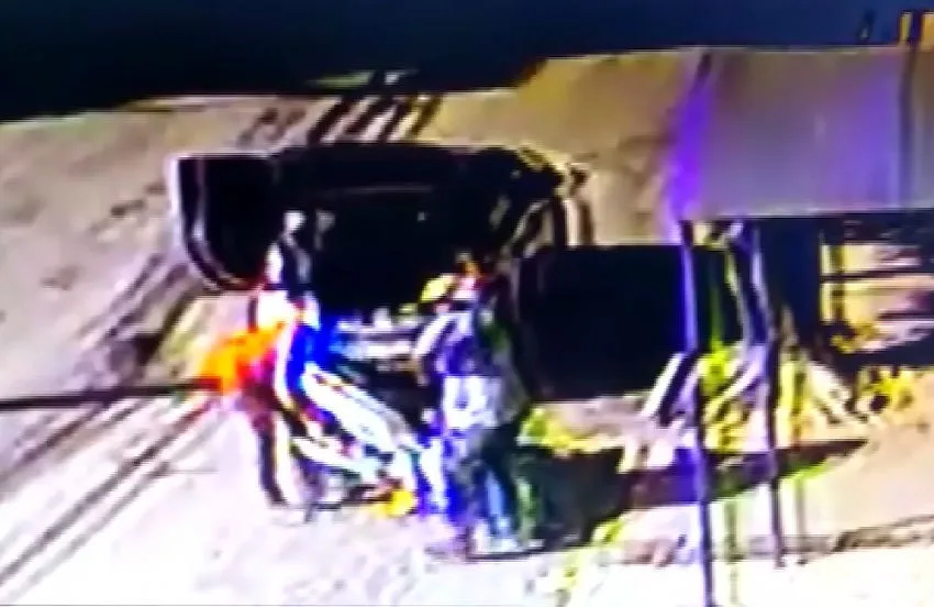 Criminosos colocam moto dentro de porta-malas de carro e fogem com o veículo