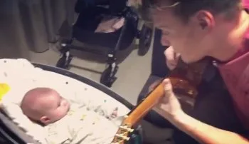 Michel Teló faz serenata para a filha, Melinda, em vídeo fofo