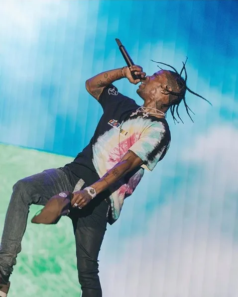 Rapper Travis Scott machuca o joelho e vai ser operado