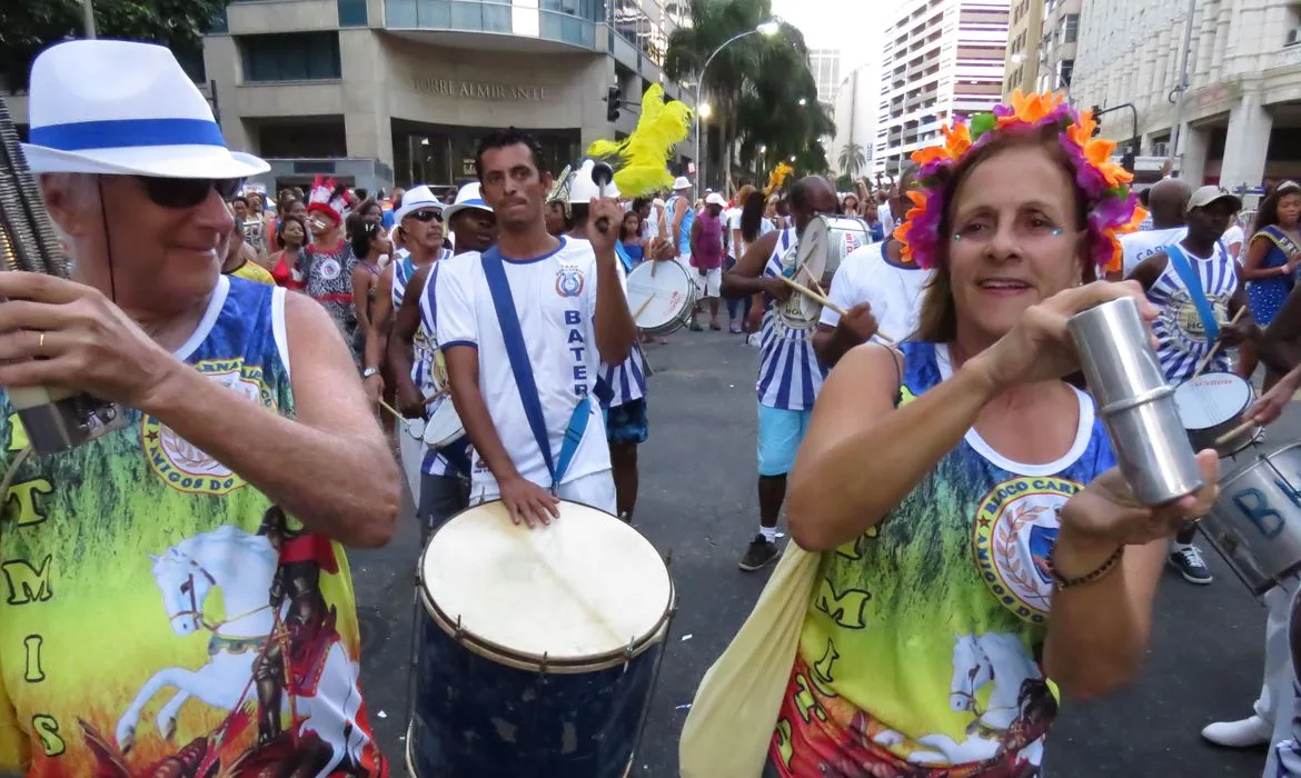 Rio de Janeiro – Blocos de rua tradicionais, como Cacique de Ramos e Bafo da Onça, entre outros, desfilam pelo centro do Rio (Vladimir Platonow/Agência Brasil)