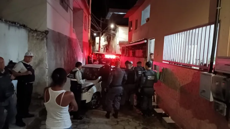 VÍDEO | Homem com carro roubado é preso após bater em muro durante perseguição em Vitória