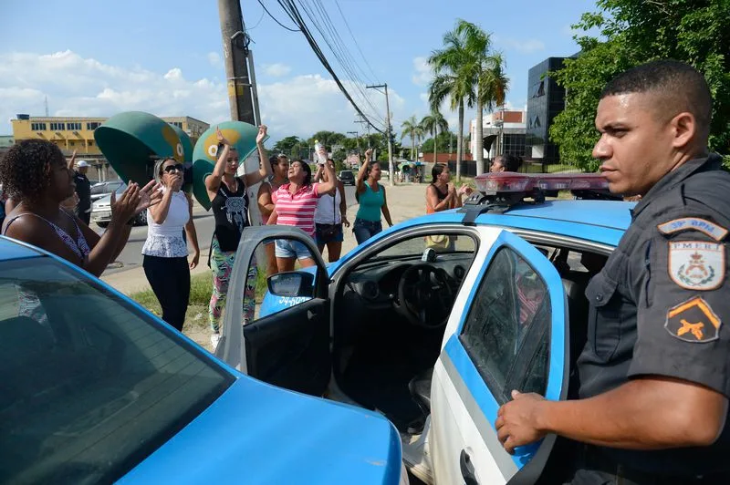 Rio de Janeiro – Familiares de policiais militares fazem protestos para impedir saída de viaturas no 39° batalhão em Belford Roxo, na Baixada Fluminense (Fernando Frazão/Agência Brasil)