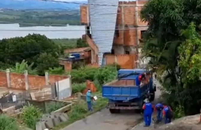 Chuva forte deixa casas destelhadas em morro de Vitória