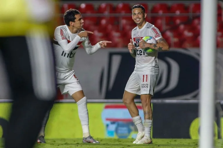 Com força máxima, São Paulo recebe o Vasco em busca da 7ª vitória seguida