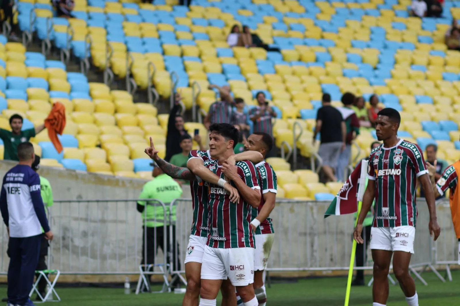 Com vaias e aplausos a Fernando Diniz, Fluminense vence o Internacional e entra no G-4