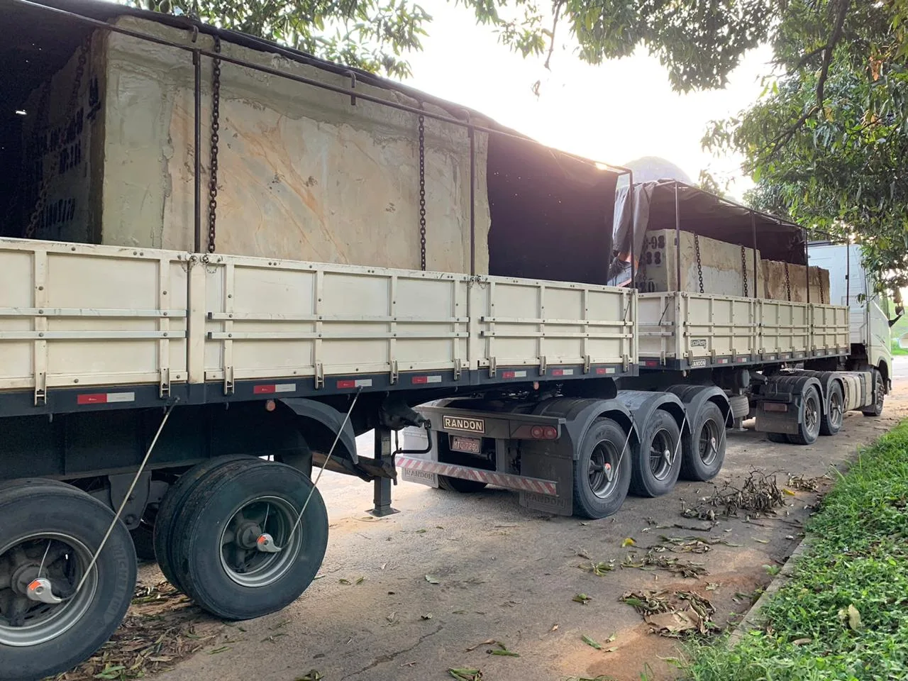 Carreta que transportava carga com excesso de peso é apreendida na BR 101