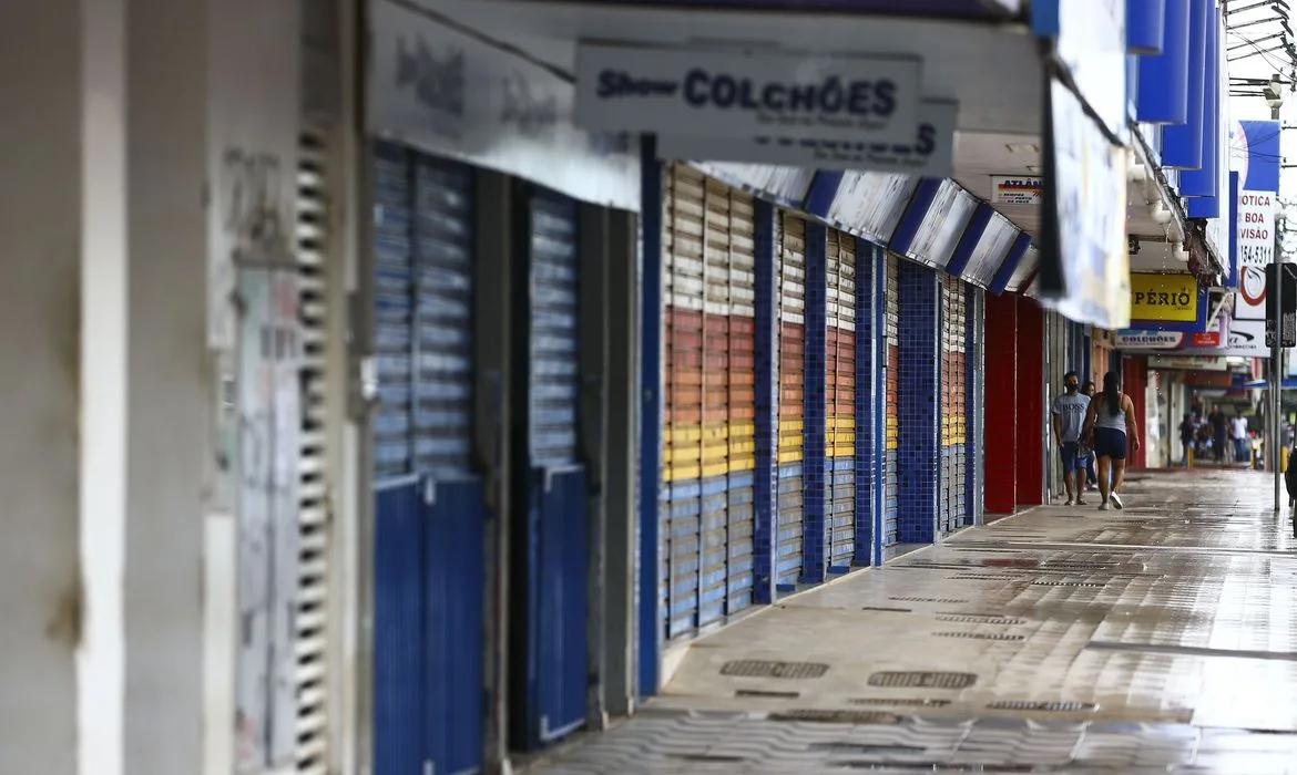 Comércio e atividades consideradas não essenciais fecham as portas durante lockdown no Distrito Federal.