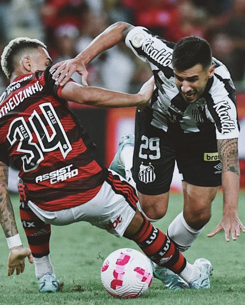 CBF divulga áudio do VAR de lance polêmico de Flamengo x Santos: 'Tropeça no pé'