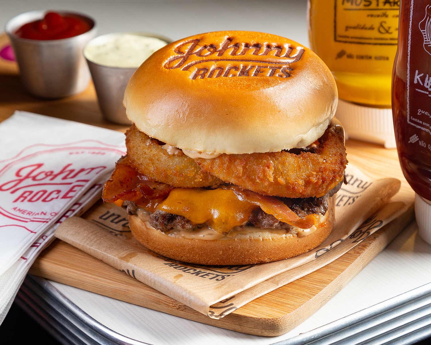 Franquia internacional Johnny Rockets inaugura primeira unidade no Espírito Santo