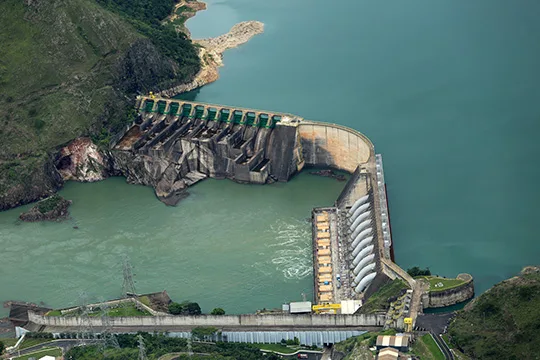 Barragem da Usina Hidrelétrica Mascarenhas de Moraes (UHE Mascarenhas de Moraes) no rio Grande na divisa entre Delfinópolis (MG) e Ibiraci (MG). Margens secas