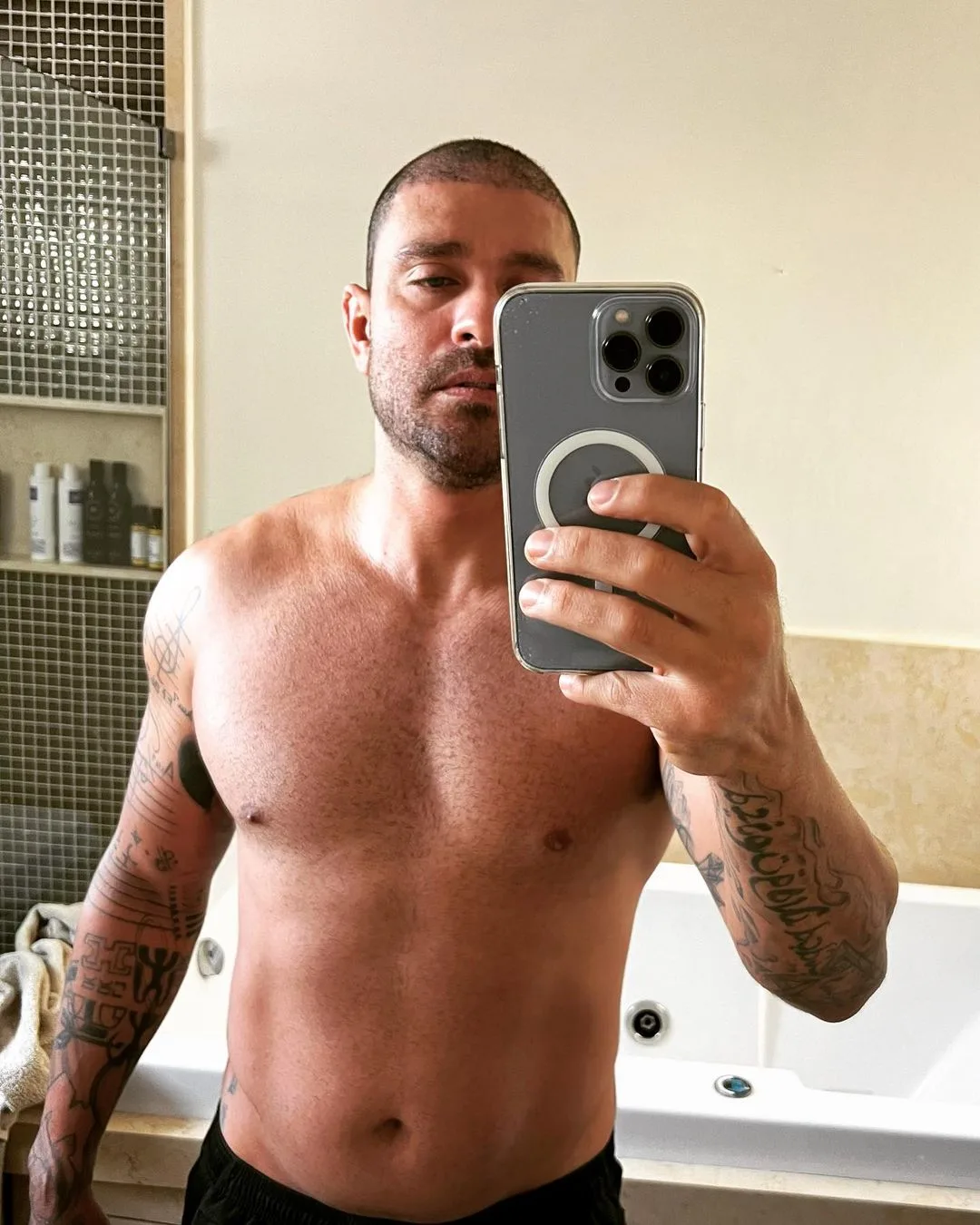 Diogo Nogueira surge sem camisa e exibe corpão sarado: "Paolla mulher de sorte"