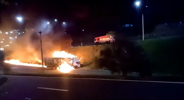 VÍDEO | Motorista morre depois de acidente entre caminhões em São Mateus