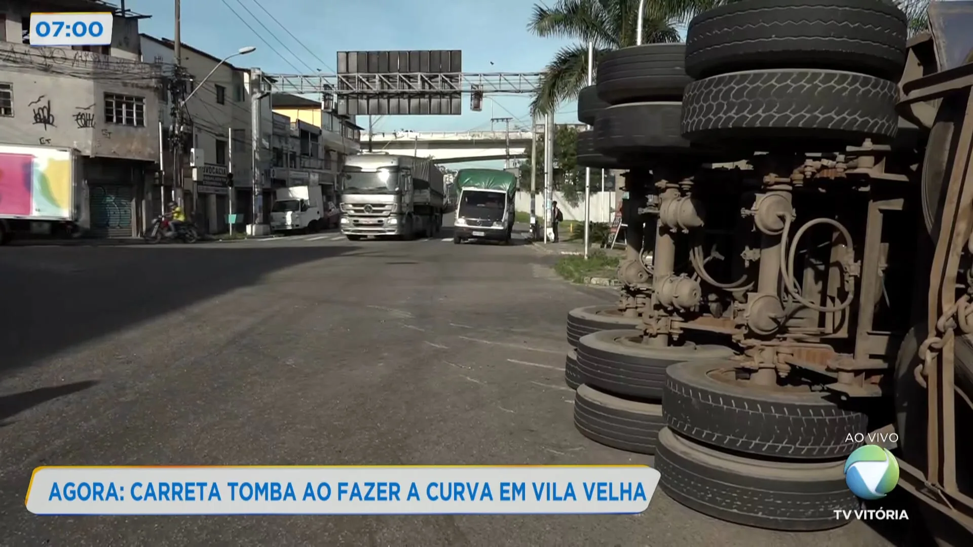 Carreta tomba ao fazer a curva, em Vila Velha