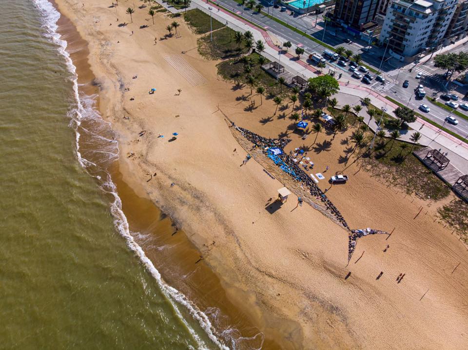 Voluntários montam Marlin Azul de 80 metros com lixo recolhido da praia