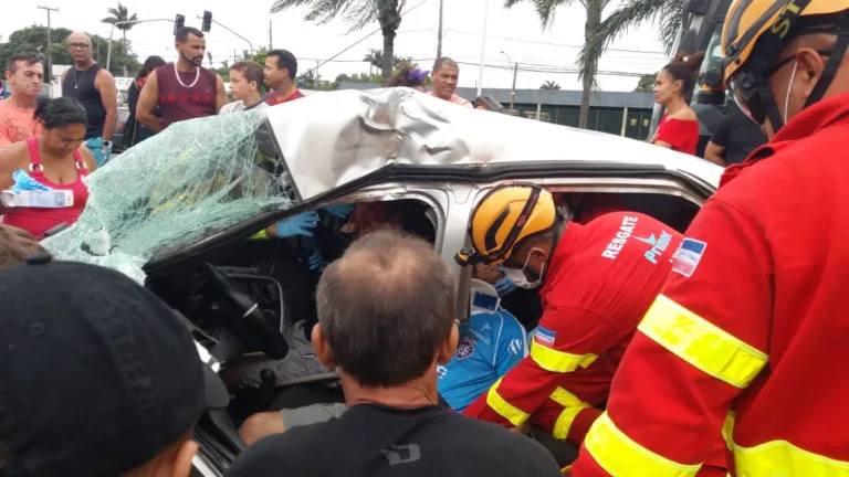Motorista morre após grave acidente envolvendo ônibus na BR-101 na Serra