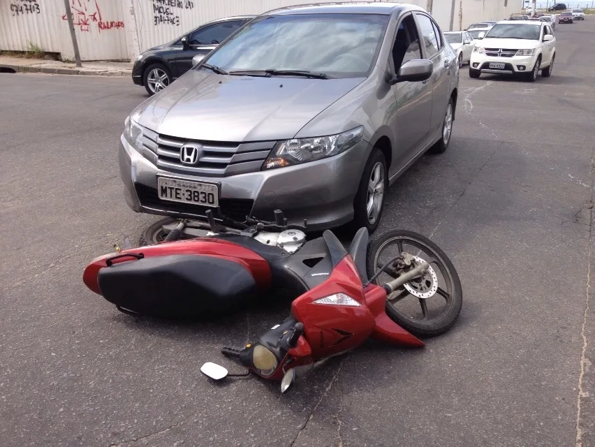 Motocicleta bate em veículo e deixa uma mulher ferida em Vila Velha