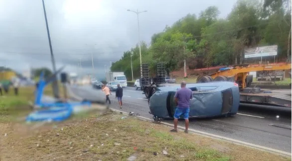 Carro capota, atinge ponto de ônibus e deixa 2 mortos em Cariacica