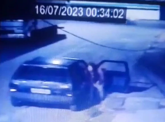 VÍDEO | Mulher faz "pausa" para urinar enquanto comparsa rouba caminhão na Serra