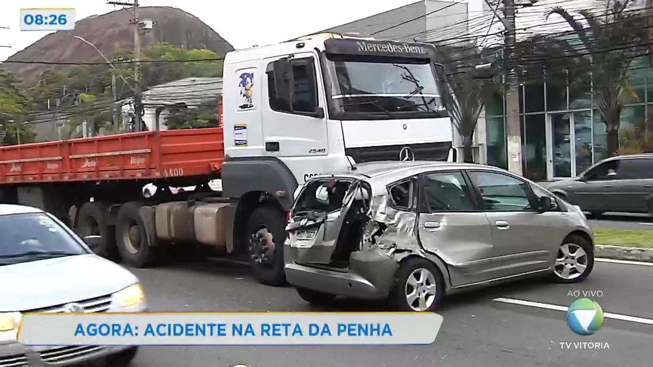 Acidente na Reta da Penha deixa trânsito lento