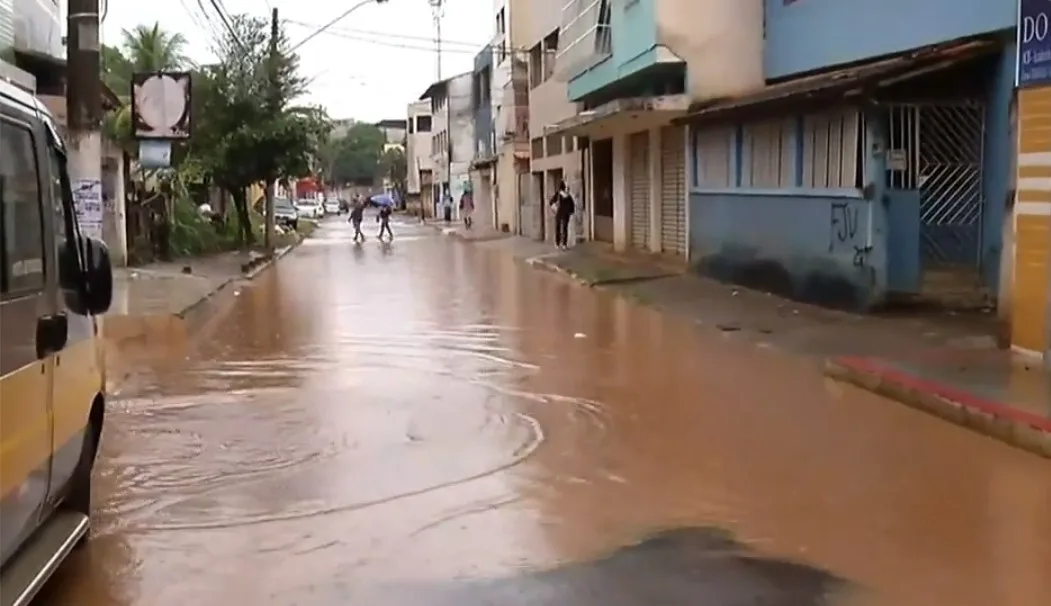 Moradores de Jaburuna, em Vila Velha, sofrem com as fortes chuvas