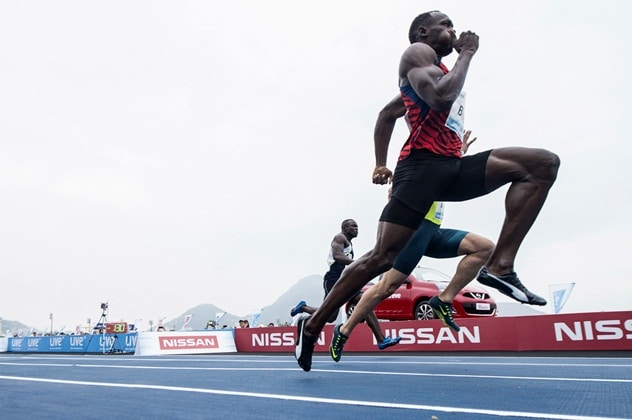 Bolt vence desafio de corrida no Rio, mas não empolga torcida após ficar acima dos 10s