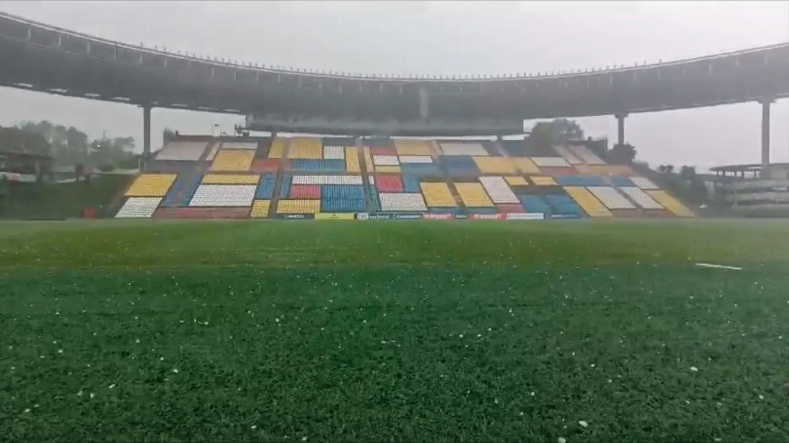 VÍDEO | Chuva de granizo atinge Estádio Kleber Andrade