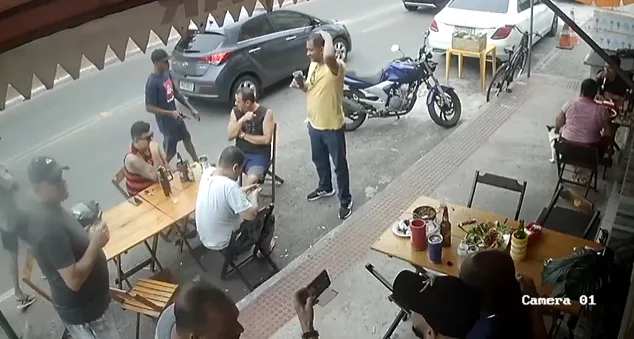 VÍDEO | Homens são assaltados por criminosos armados em bar de Vila Velha