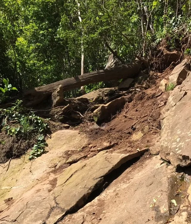 Pedras ameaçam rolar e trilha é interditada no Morro do Moreno em Vila Velha